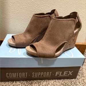 Life Stride Brown Chunky Heel Peep-Toe Heels